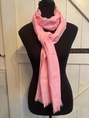 Women’s Soft Linen Pretty in Pink Scarf.